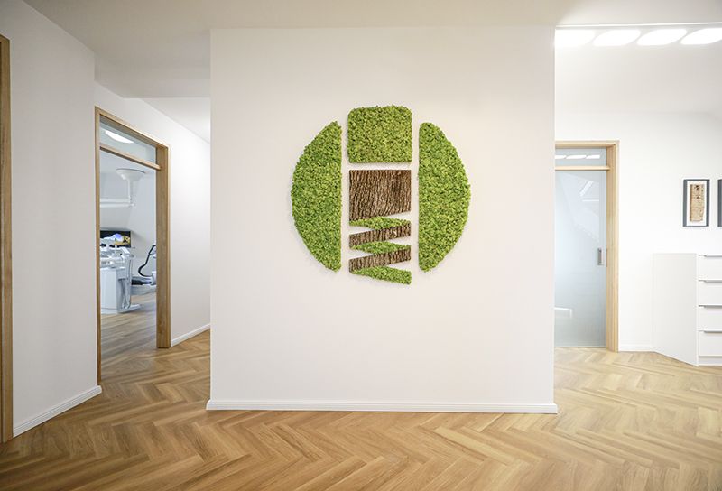 Logo des ImplaDens MVZ und der Zahnarztpraxis als dekoratives Wandelement.