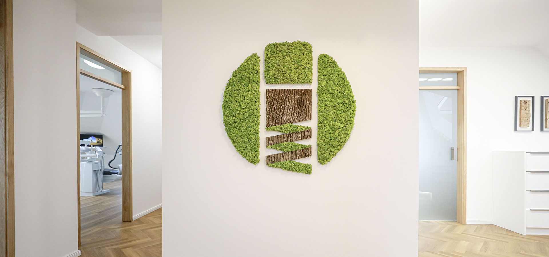 Das Team des MVZ für MKG-Chirurgie und Implantologie "ImplaDens" in Neubrandenburg gegrüßt seine Patienten im Wartebereich der Praxis.