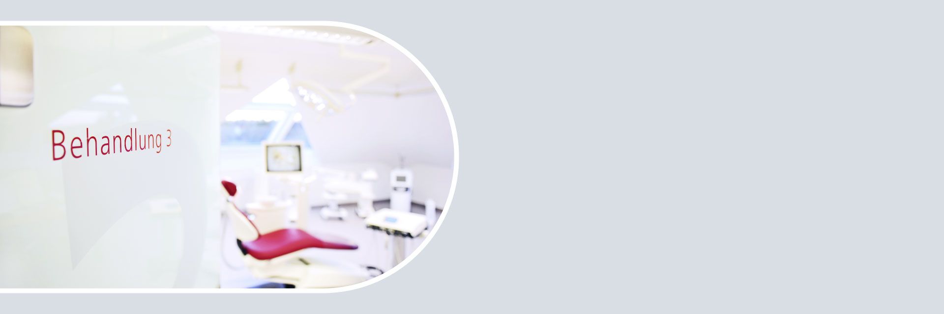 Team des MVZ ImplaDens für Mund-Kiefer-Gesichtschirurgie und Implantologie begrüßt Patienten der Zahnarztpraxis