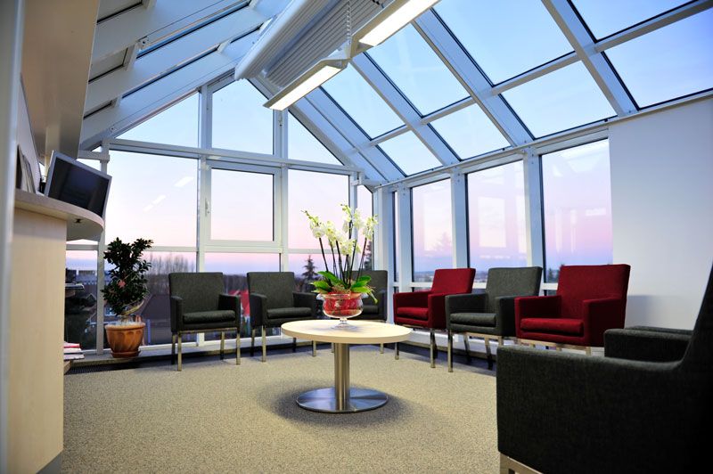 Wartebereich des MVZ ImplaDens und der Zahnarztpraxis Dr. Jens Stoltz und Dr. Dr. Claudia Taube in Neubrandenburg.