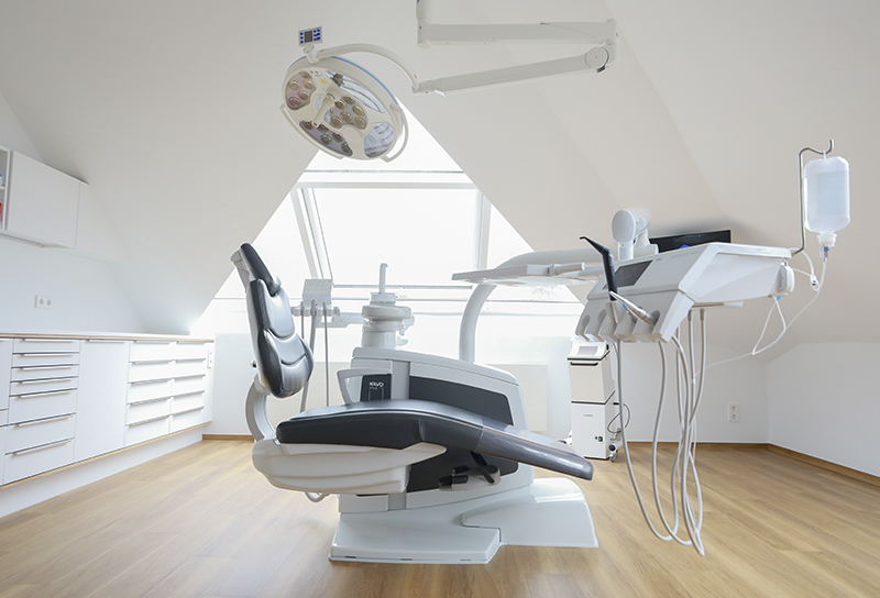 Behandlungsraum mit Zahnarztstuhl