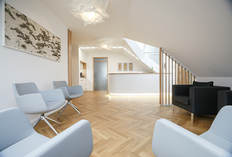 Wartebereich "Implantologie" des MVZ ImplaDens und der Zahnarztpraxis Dr. Jens Stoltz und Dr. Dr. Claudia Taube in Neubrandenburg.