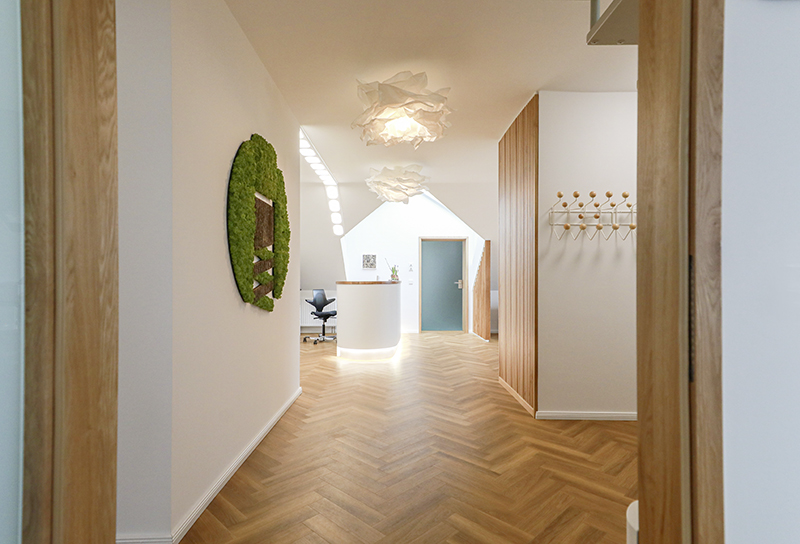 Empfangsbereich des MVZ ImplaDens in Neubrandenburg. Die Zahnarztpraxis ist spezialisiert auf Zahnimplantate, Oralchirurgie und Mund-Kiefer-Gesichtschirurgie.